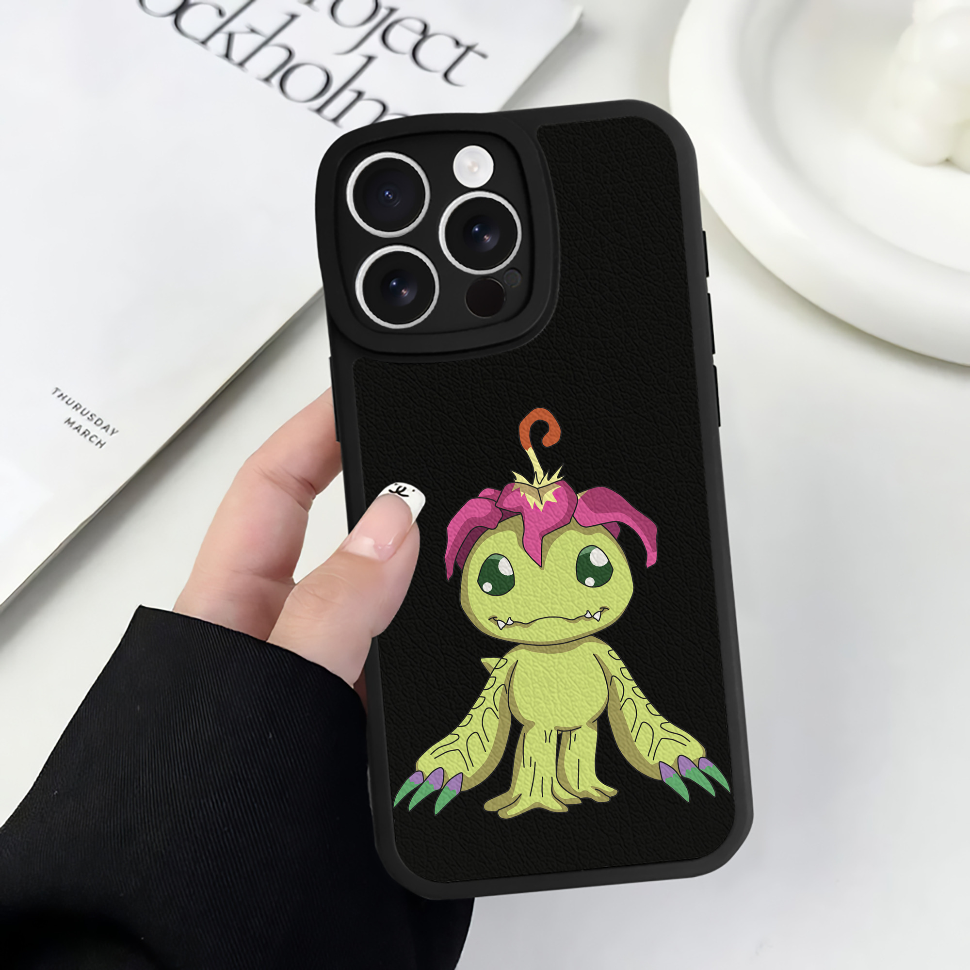 （画像用） Digimon デジタルモンスター/デジモン 【iPhone 16シリーズ対応】シリコンスマホケース（レザー調） 材質：シリコン